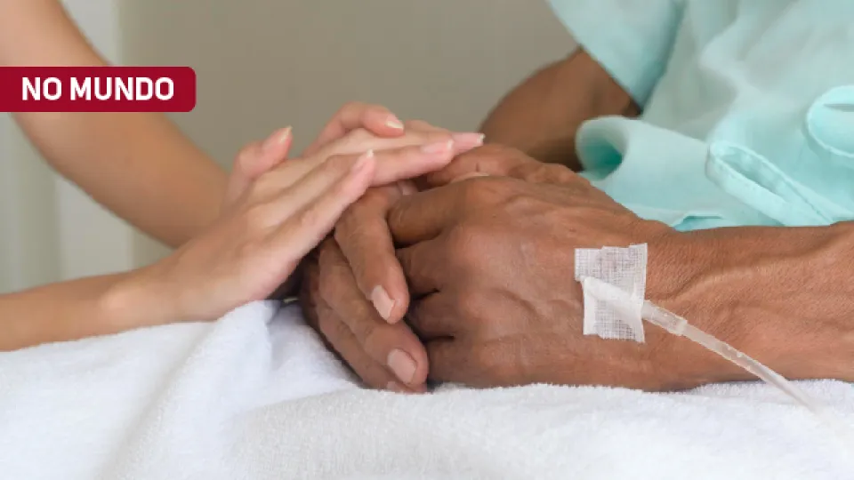 Foto de mãos unidas com alguém internado