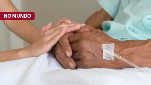 Foto de mãos unidas com alguém internado