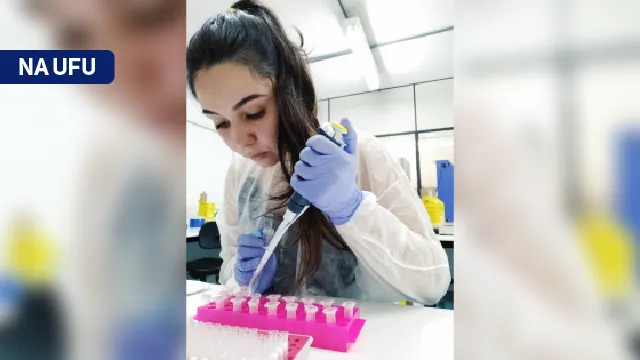 Foto da pesquisadora em laboratório