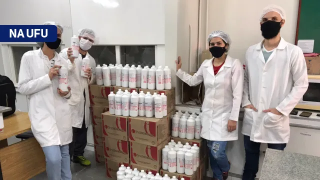 Foto de equipe frascos de alcool em gel